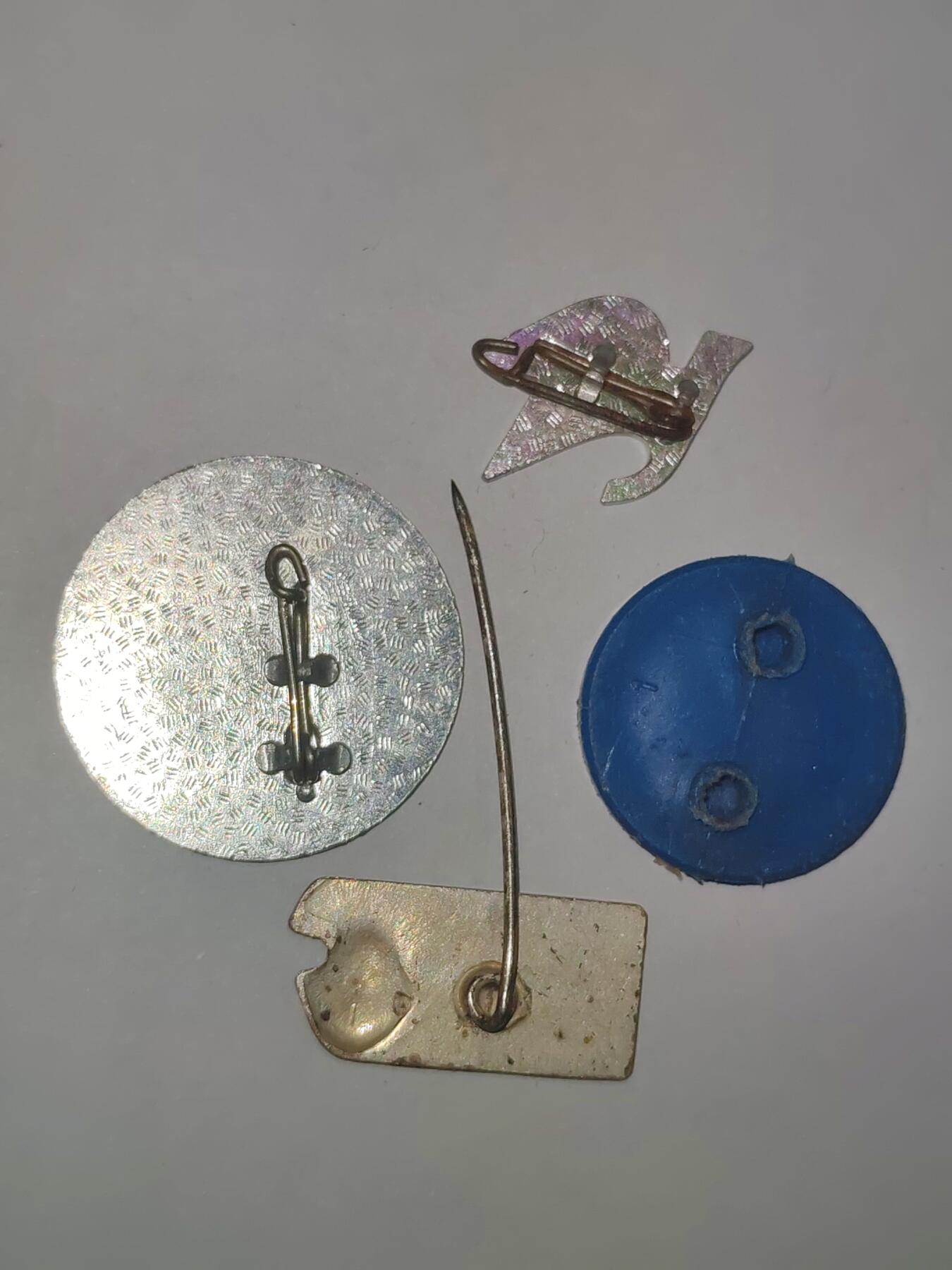 韵星假日拍卖第三十期 -- Rimey Holidays Auction 30 民主德国徽章一组 建国25 内务部服务