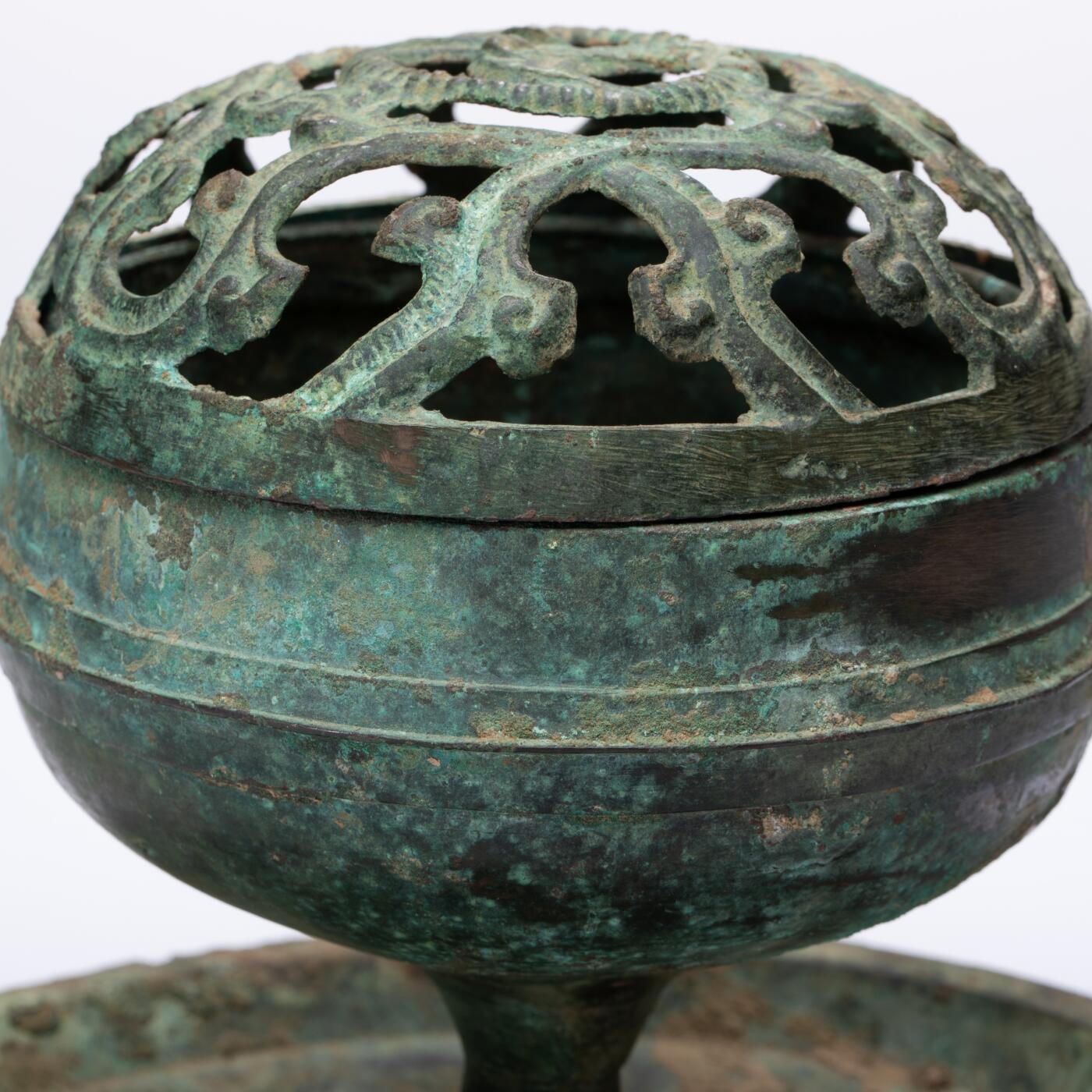 日本大阪雅和auction 2025金秋競賣會第一期 漢 青銅香薰 尺寸:D:20 H:16cm 備註:木箱