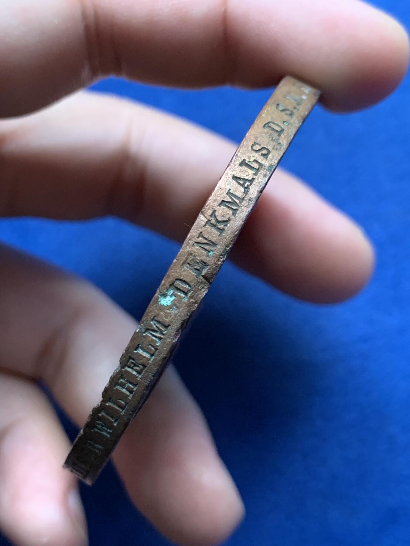 《竞宝斋》第435场 周日，周一2场连拍 （全场包邮） 1896年 弗罗茨瓦夫 威廉二世纪念碑 落成纪念大铜章 奖章正面为西里西亚族徽 野人，骑士高浮雕制作 品种难得 边缘刻有 纪念威廉二世皇帝纪念碑揭幕 有些许变形 细节见图 59.7m 76.8克