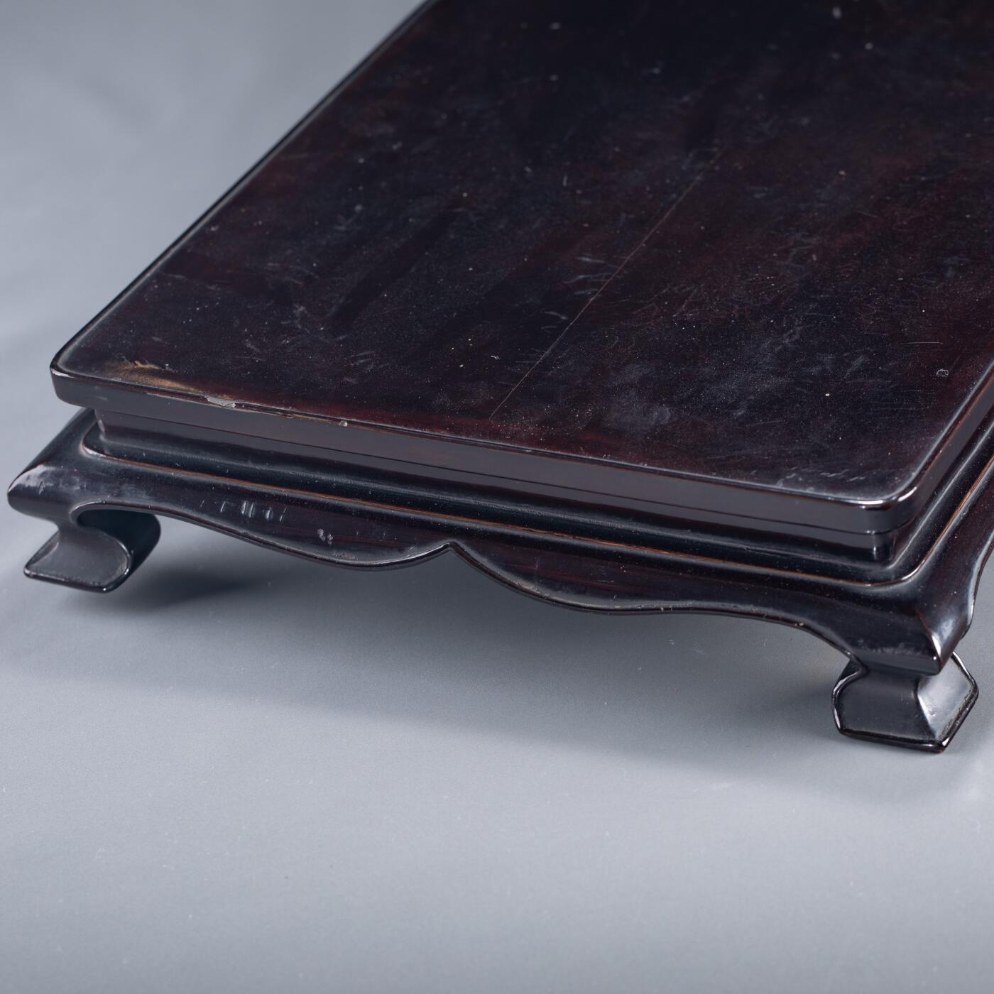 日本大阪雅和auction 2025金秋競賣會第一期 清 大漆四方檯 尺寸:L:54 W:32 H:8cm 備註:木箱