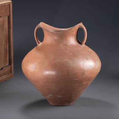 日本大阪雅和auction 2025金秋競賣會第一期 - 文化期 紅陶雙耳壺 尺寸:W:19 H:20cm 備註:木箱