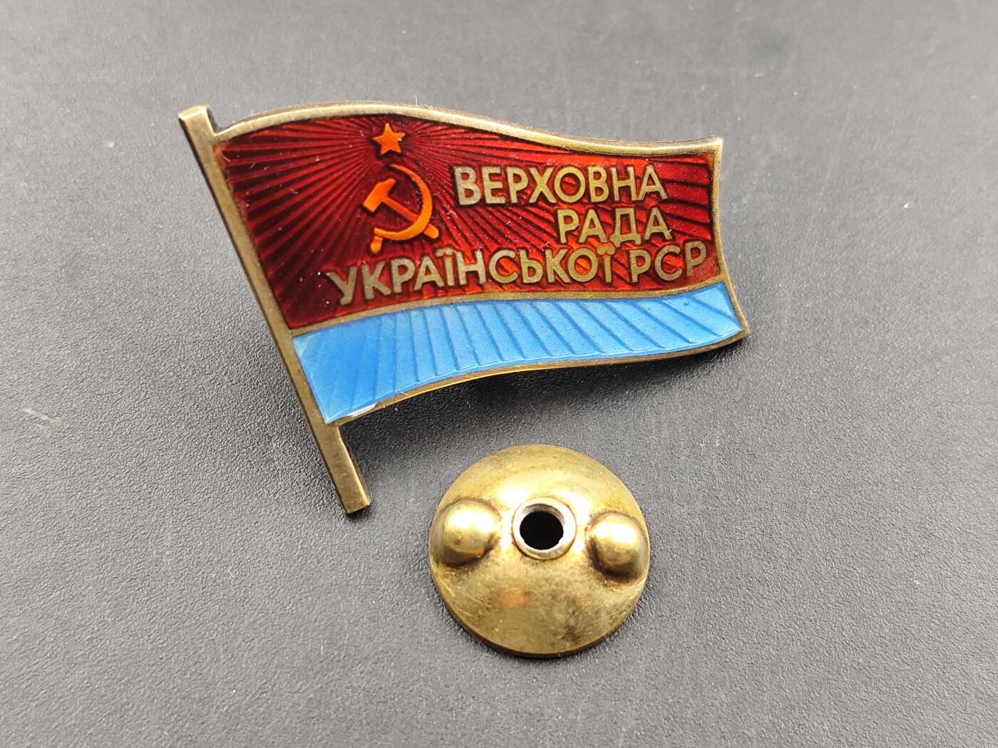 11月徽章新货项目 接下来都是精品场 欢迎关注 苏联乌克兰代表大会银质证章