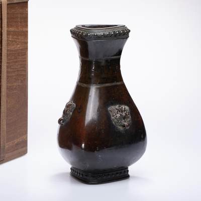 日本大阪雅和auction 2025金秋競賣會第一期 - 清 古銅三鋪首花入 尺寸:W:16 H:15.5cm 備註:木箱