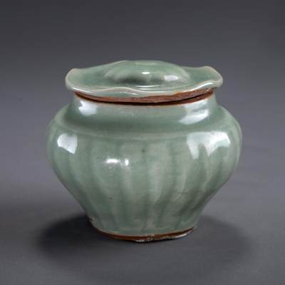 日本大阪雅和auction 2025金秋競賣會第一期 - 龍泉窯青瓷荷葉小壺 尺寸:D:9 H:7.5cm