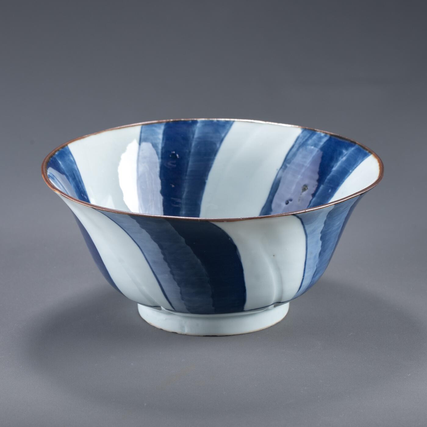 日本大阪雅和auction 2025金秋競賣會第一期 明嘉靖 青花輪花大碗 尺寸:D:22 H:10cm