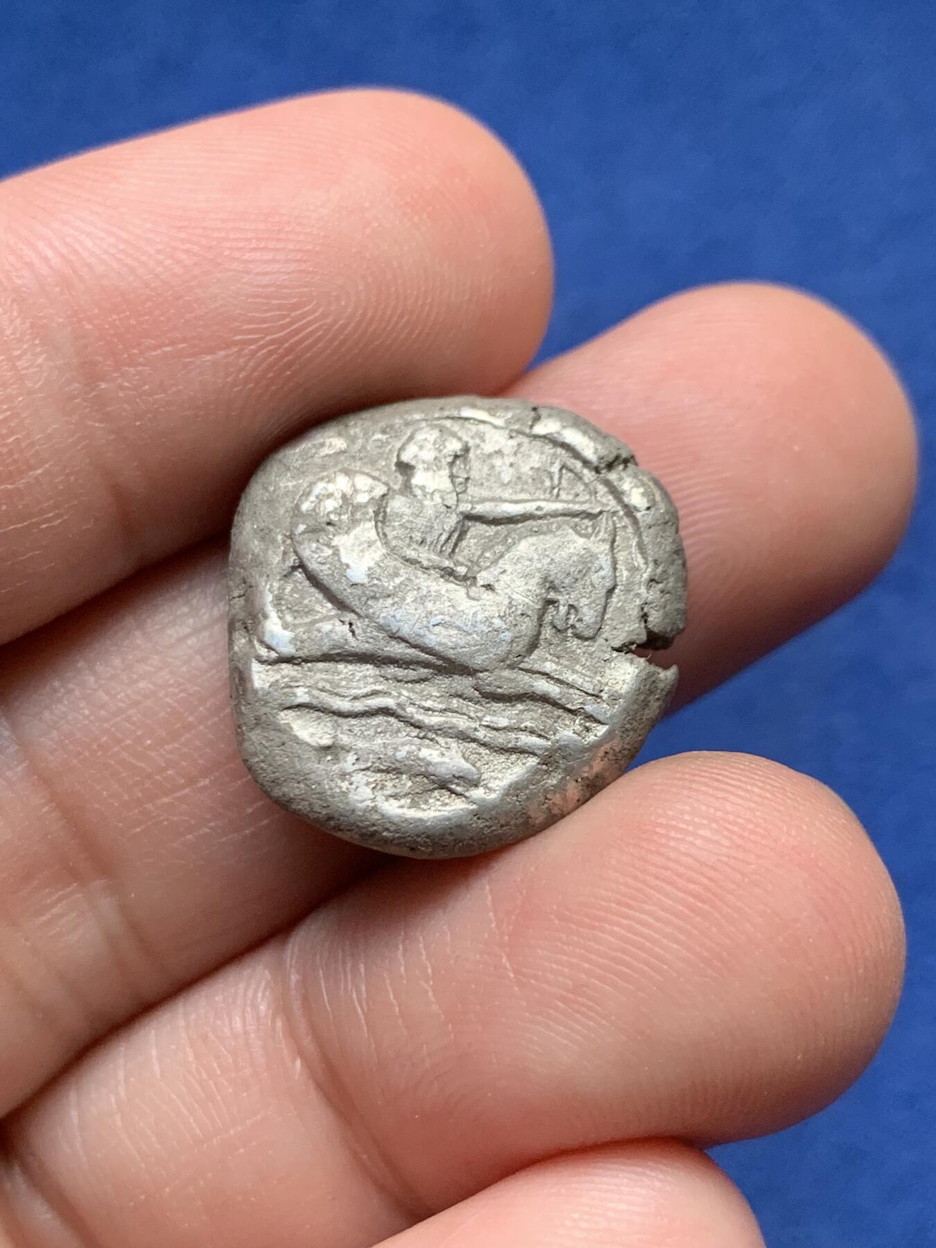 《竞宝斋》第435场 周日，周一2场连拍 （全场包邮） 公元前393-358年【腓尼基】古埃及式猫头鹰＆两河流域美刻尔神，谢克尔银币，12.27克。正面是乌加里特神话中的美刻尔神，骑在有翼海马上，下方有波浪，波浪下方为海豚。背面是猫头鹰背着连枷和弯杖，右侧为腓尼基数字纪年。连枷和弯杖是非常标准的埃及奥西里斯信仰符号，这与推罗曾在埃及统治下有关，其后陆续成为新亚述和新巴比伦的从属。