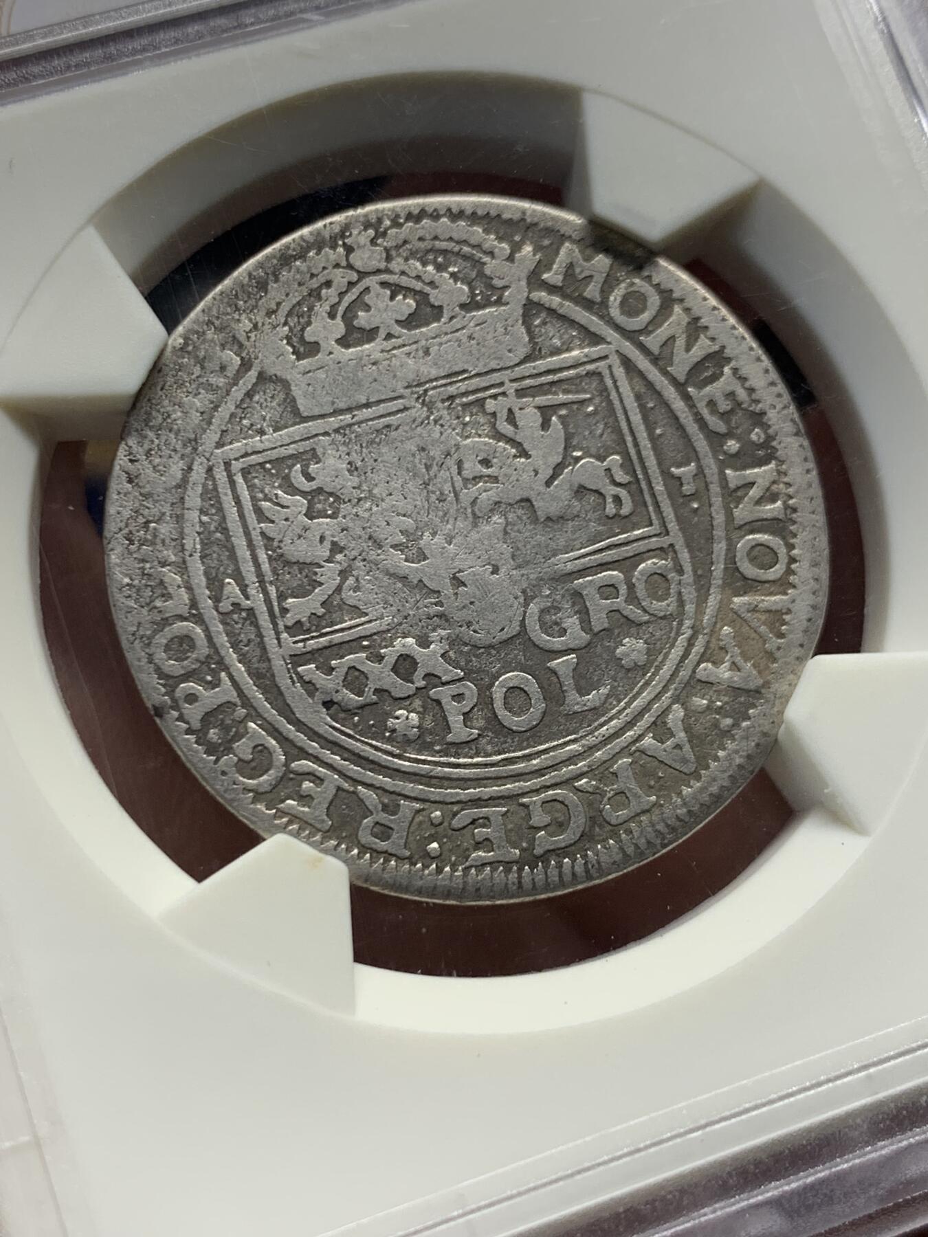 《竞宝斋》第435场 周日，周一2场连拍 （全场包邮） 稀少 1663年波兰立陶宛联邦银币，波兰国王和立陶宛大公约翰二世·卡齐米日.瓦萨时期打制，波兰历史上的传奇人物，曾击败了哥萨克-鞑靼联军；在“大洪水”时期英勇地抵抗瑞典军。正面：皇冠下君主签名，背面：波兰立陶宛联邦组合盾徽。面值：30格罗兹（1/3泰勒）。稀少品种，高品国际市场价高！