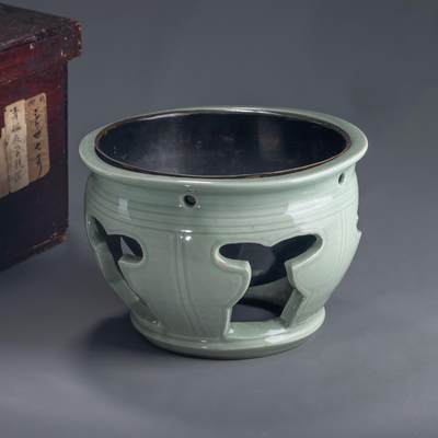 日本大阪雅和auction 2025金秋競賣會第一期 - 宋 龍泉窯青瓷爐 尺寸:D:28 H:19cm 備註:木箱   此器實為“鏤空器座”，器座以圓形為基本造型，姿態優美；通體上下通空，構思巧妙，形制新穎獨特。頸部對稱開設三孔，並穿插單孔，結構嚴謹，設想周到。下承玉璧狀圈足，穩重中見華美，為器體提供堅實支撐。足底內壁未施釉，露胎呈棕紅色，質地堅致，胎體細膩緊實。
器表施以厚潤青釉，釉色晶瑩凝重，光澤柔和，通體不見開片，展現出龍泉窯一貫的高超釉藝。整體