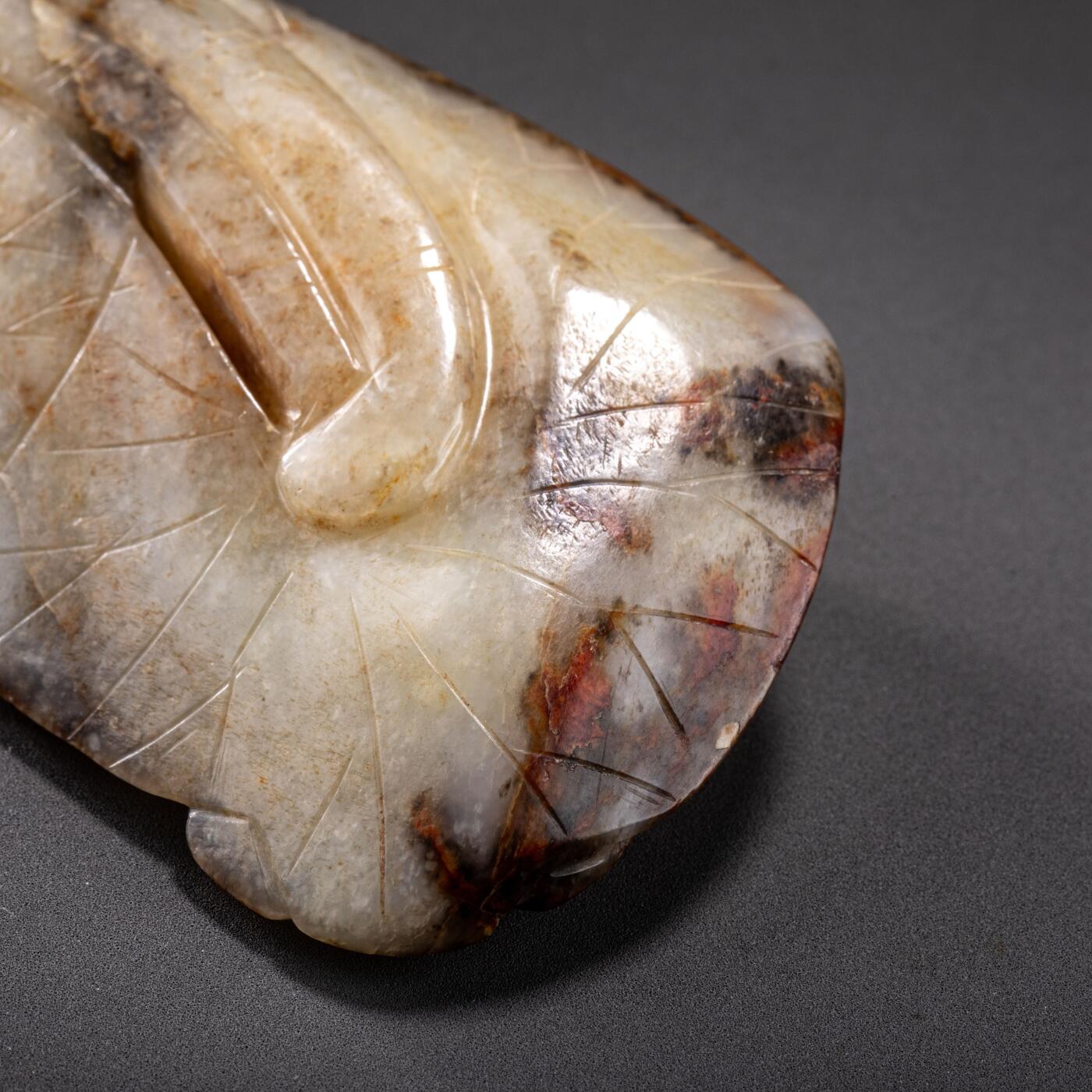 日本大阪雅和auction 2025金秋競賣會第一期 明 荷葉戲鴛玉把件 尺寸:L:7.5 W:5cm