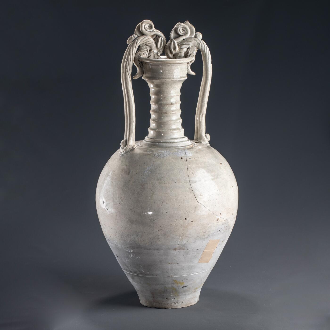 日本大阪雅和auction 2025金秋競賣會第一期 唐 白釉雙龍瓶 尺寸:D:26 H:52cm