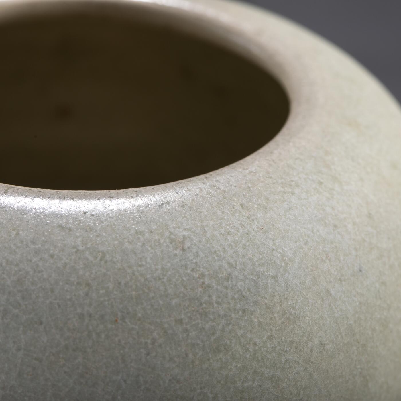 日本大阪雅和auction 2025金秋競賣會第一期 隨 白瓷水盂 尺寸:D:11 H:6.5cm 備註:盒付