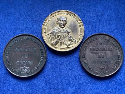 《竞宝斋》第435场 周日，周一2场连拍 （全场包邮） - 三枚一组 法国基督教寄宿学校铜章 总重约70.6克 39.2mm