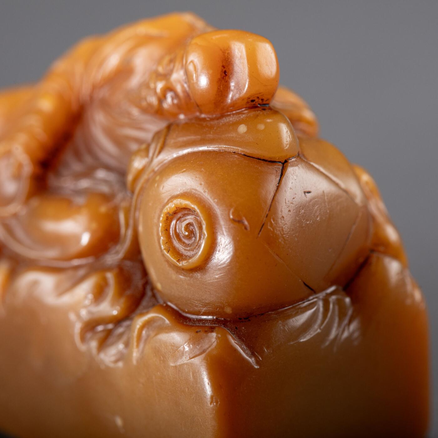 日本大阪雅和auction 2025金秋競賣會第一期 清 田黃雕太白醉酒 尺寸:L:5 W:2.5 H:4cm