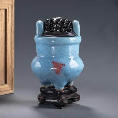 日本大阪雅和auction 2025金秋競賣會第一期 - 清 鈞窯雙耳三足爐 尺寸:W:9 H:12cm 備註:木箱,底座,盖