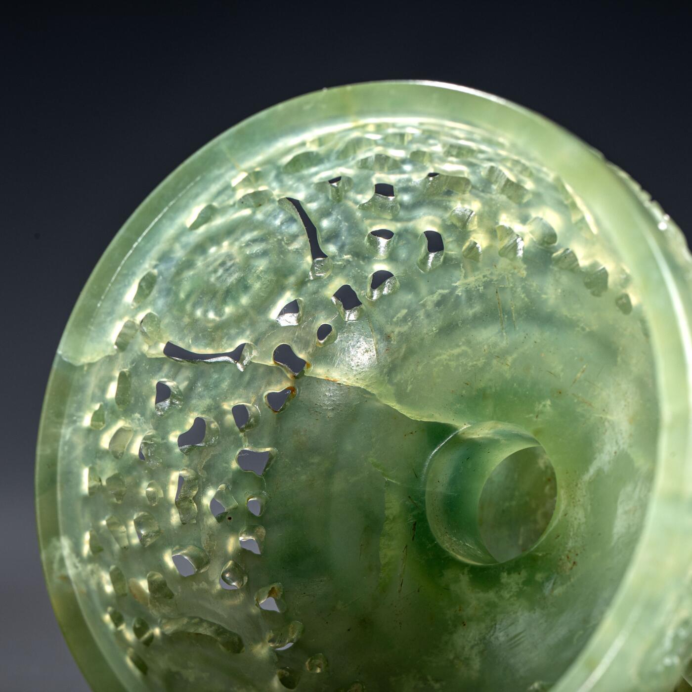 日本大阪雅和auction 2025金秋競賣會第一期 清 玉香爐 尺寸:W:18 H:18
底座W:16 H:4cm 備註:木箱,底座