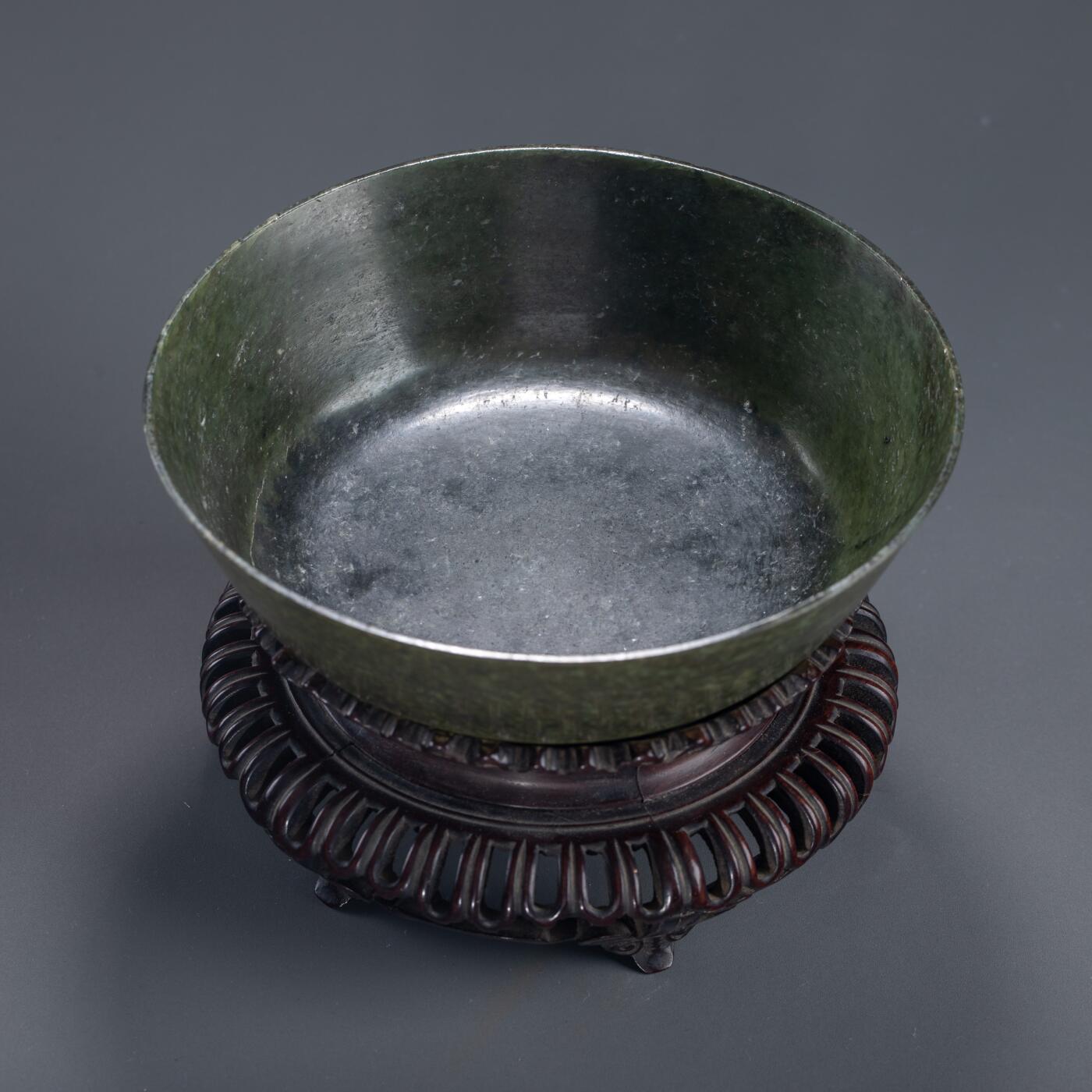 日本大阪雅和auction 2025金秋競賣會第一期 清 墨玉碗 尺寸:D:18 H:5.5
底座D:16 H:7cm 備註:木箱,底座