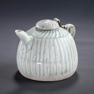 日本大阪雅和auction 2025金秋競賣會第一期 - 宋 湖田窯執壺 尺寸:W:11 H:9cm 備註:盒付   本器為宋代湖田窯所製執壺，通體施青白釉，釉色清潤柔和，溫潤如玉。壺身與蓋飾以螺旋剔刻紋，刀工流暢，層次分明，體現極高工藝水準。壺形端正，流口、把手與蓋鈕比例協調，實用與美觀兼具。此壺保存完好，為古瓷愛好者與茶道收藏者不可多得之佳品。