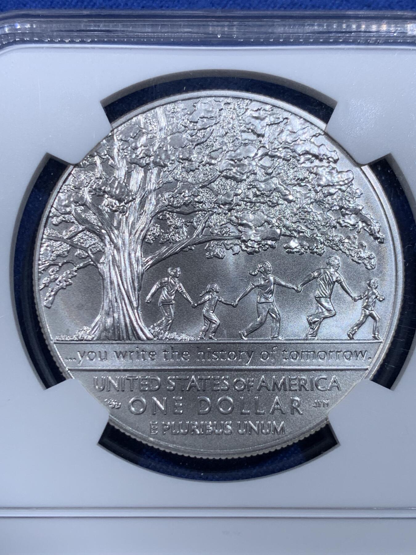 《竞宝斋》第435场 周日，周一2场连拍 （全场包邮） NGC MS70 美国2017年博伊斯镇百年纪念1美元 克劳斯获奖币 美国男孩镇普制银币 少见满分 橡树下仰望天空的的女孩