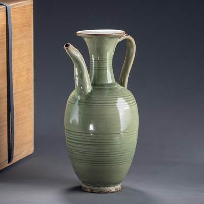 日本大阪雅和auction 2025金秋競賣會第一期 - 青瓷弦紋水注 尺寸:W:16.5 H:29cm 備註:木箱