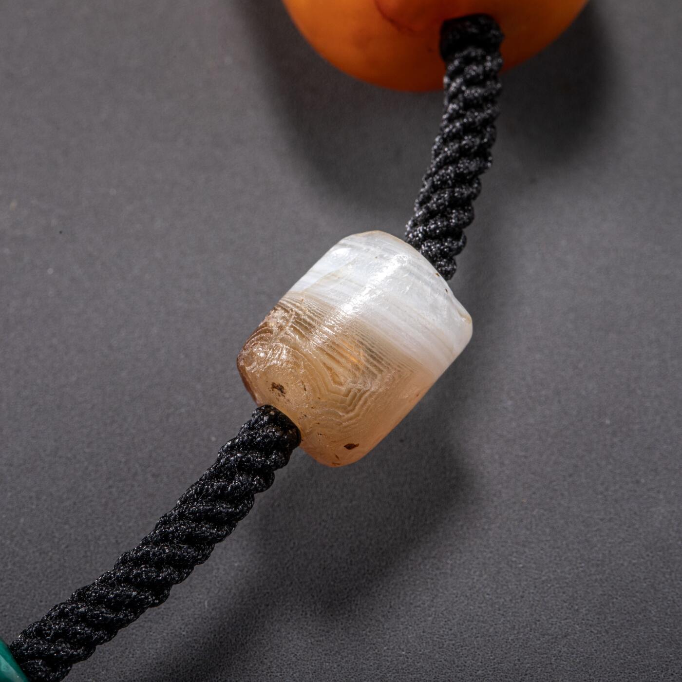 日本大阪雅和auction 2025金秋競賣會第一期 西亞蜜蠟筒珠掛飾32.6g 尺寸:L:34cm