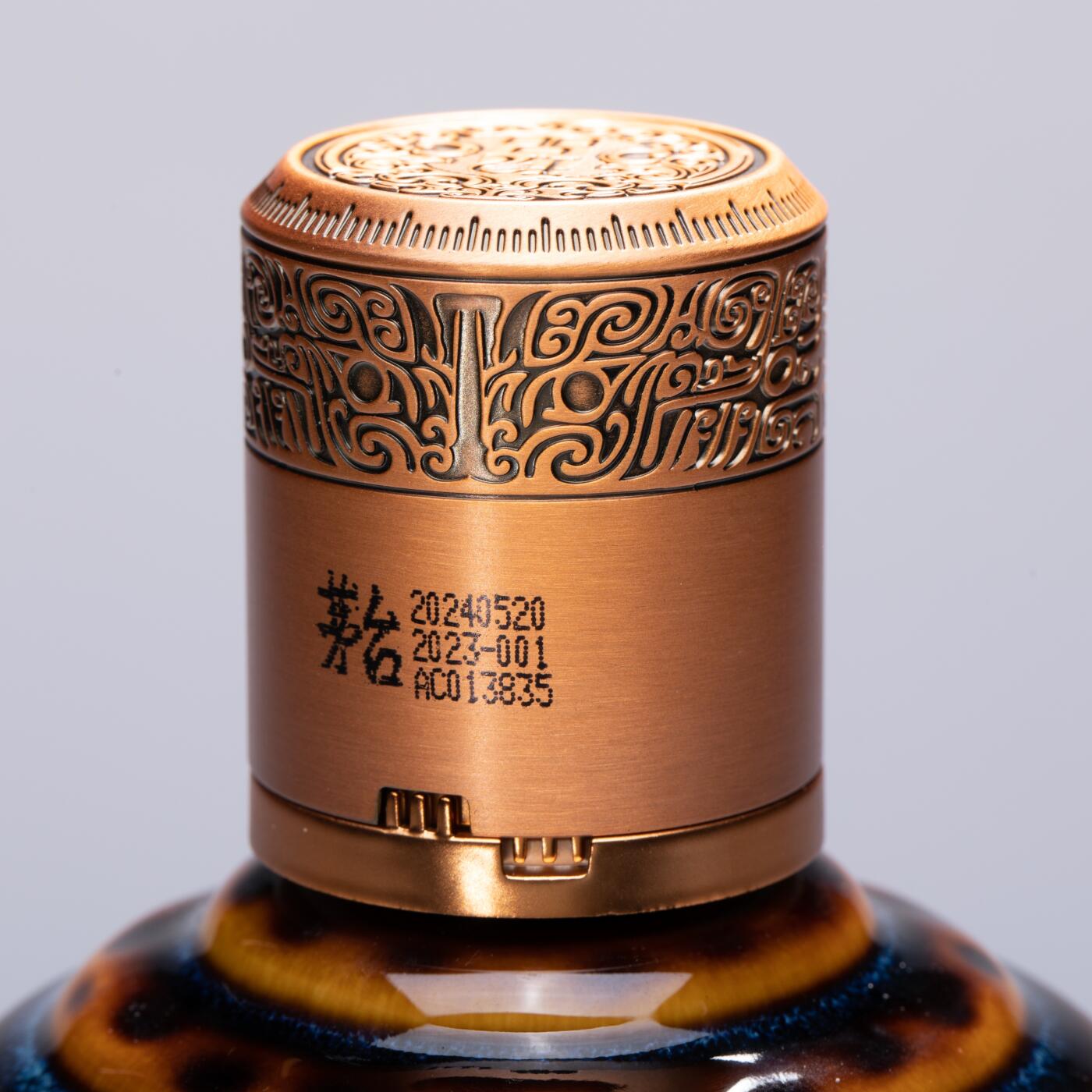 日本大阪雅和auction 2025金秋競賣會第一期 貴州茅台彩釉珍品 尺寸:酒精度：53%
容量：500ml