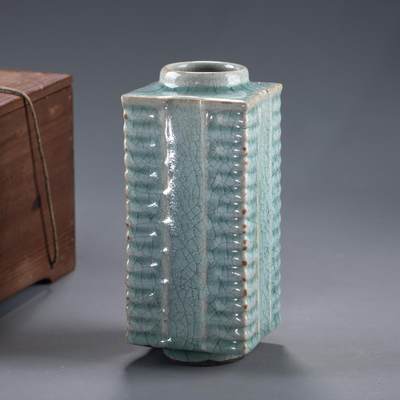 日本大阪雅和auction 2025金秋競賣會第一期 - 南宋 龍泉官窯琮式瓶 尺寸:L:7.5 W:7.5 H:17cm 備註:木箱