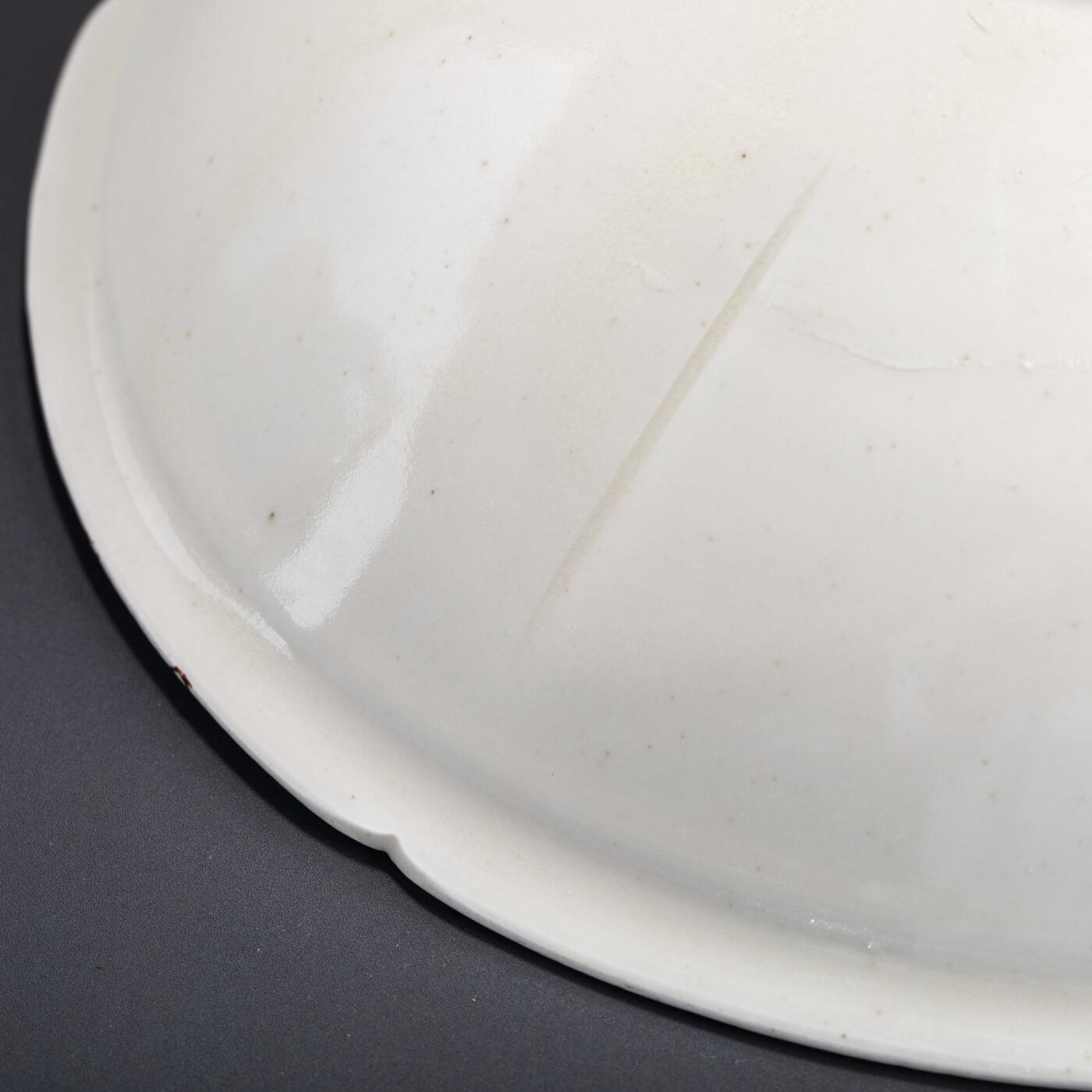 日本大阪雅和auction 2025金秋競賣會第一期 宋 定窯刻花花草紋茶碗 尺寸:D:21 H:6cm