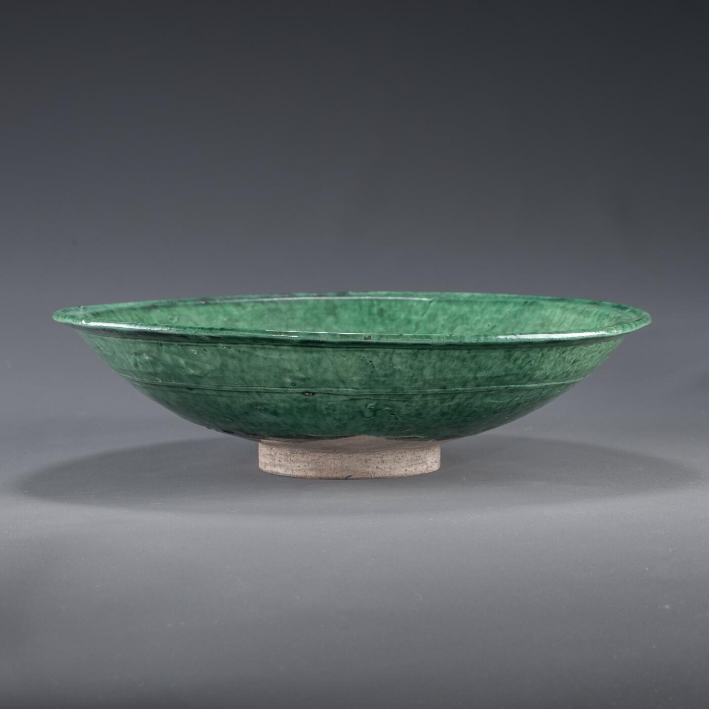 日本大阪雅和auction 2025金秋競賣會第一期 遼 綠釉折沿盤 尺寸:D:29 H:7cm