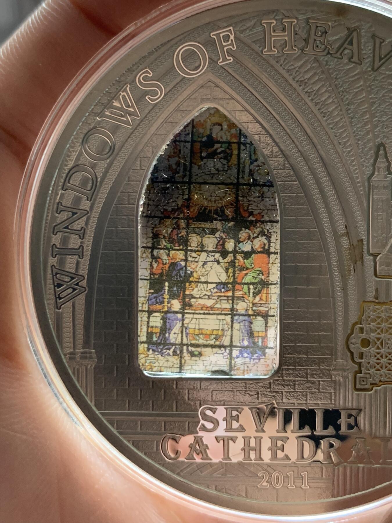 《竞宝斋》第435场 周日，周一2场连拍 （全场包邮） 库克群岛2011年塞维利亚大教堂天堂之门大银币，工艺非凡，925银，50克，发行量2000枚。彩玻璃处有损。