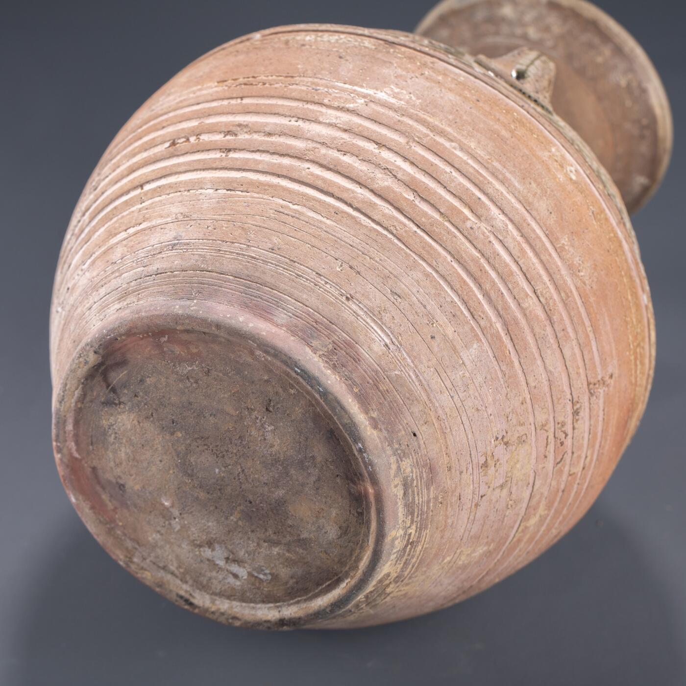 日本大阪雅和auction 2025金秋競賣會第一期 漢 灰釉線刻雙耳罐 尺寸:W:25 H33cm