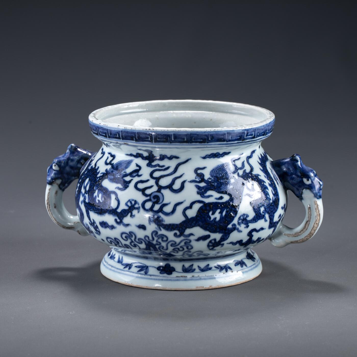 日本大阪雅和auction 2025金秋競賣會第一期 明 青花龍紋簋式爐 尺寸:W:23 H:12.5cm