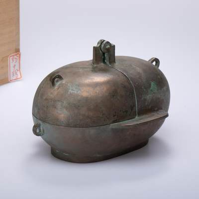 日本大阪雅和auction 2025金秋競賣會第一期 - 西漢 青銅燈 尺寸:L:15 W:13 H:12cm 備註:木箱