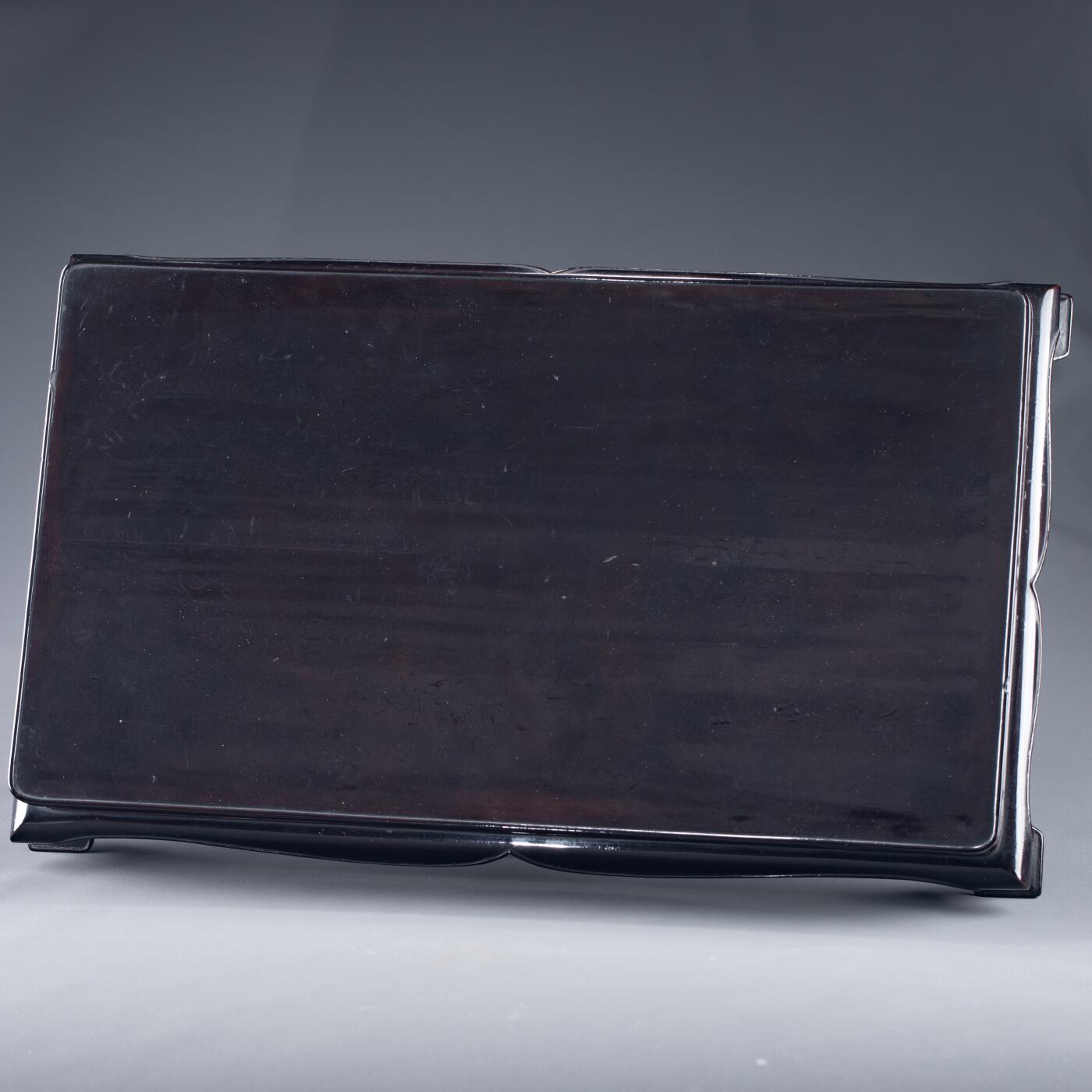 日本大阪雅和auction 2025金秋競賣會第一期 清 大漆四方檯 尺寸:L:54 W:32 H:8cm 備註:木箱