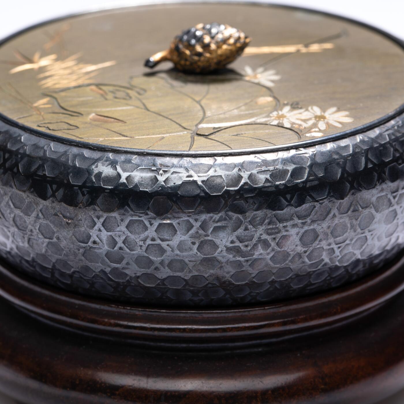 日本大阪雅和auction 2025金秋競賣會第一期 民國 鄭孝胥銀墨盒 尺寸:D:8 H:3
底座D:8 H:2cm 備註:底座