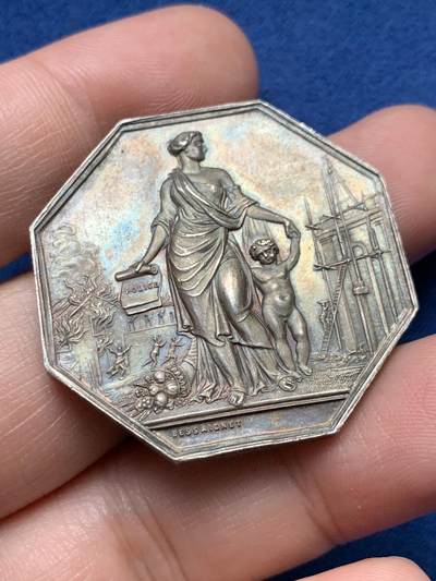 《竞宝斋》第435场 周日，周一2场连拍 （全场包邮） - 法国联合保险公司八角银代币 20.9克 36.3mm 蜜蜂银标 高浮雕 边铭有带刻字的少见