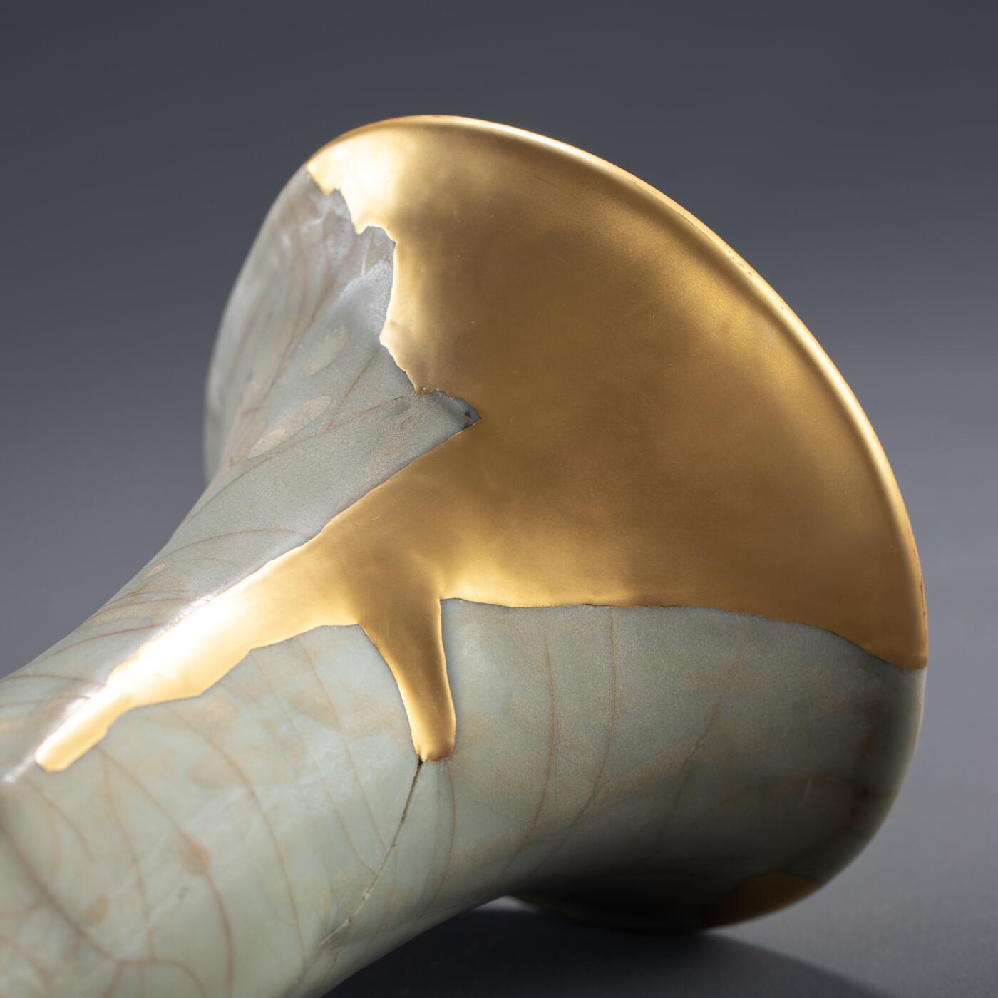 日本大阪雅和auction 2025金秋競賣會第一期 南宋 官窯花觚 金繕 尺寸:W:12 H:16cm