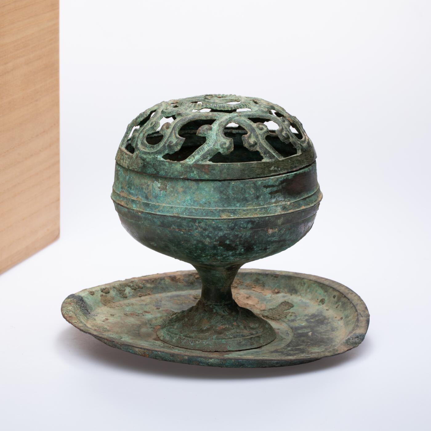 日本大阪雅和auction 2025金秋競賣會第一期 漢 青銅香薰 尺寸:D:20 H:16cm 備註:木箱
