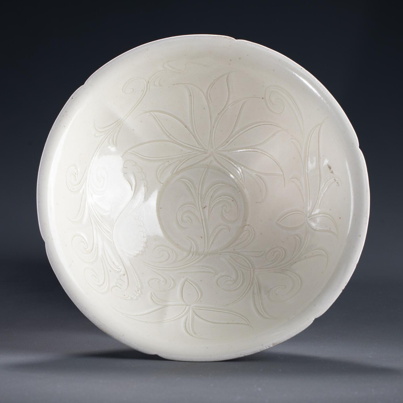 日本大阪雅和auction 2025金秋競賣會第一期 宋 定窯刻花花草紋茶碗 尺寸:D:21 H:6cm