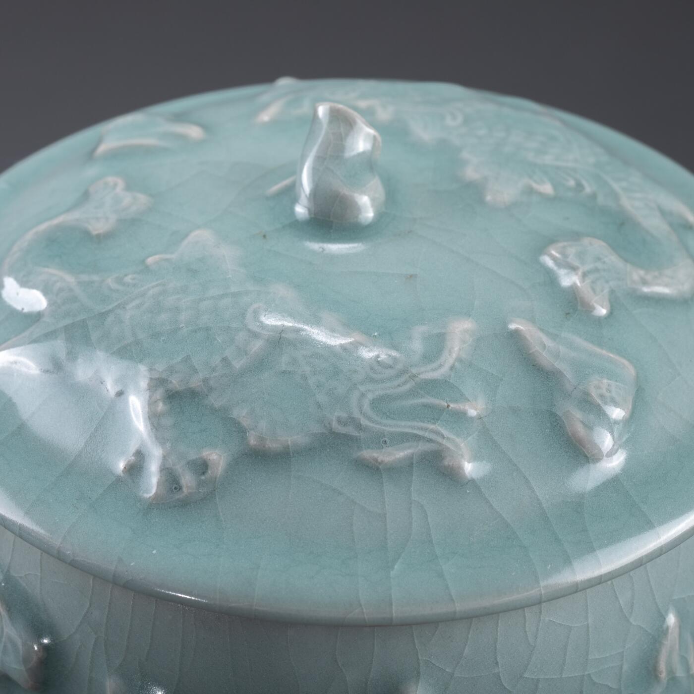 日本大阪雅和auction 2025金秋競賣會第一期 元 龍泉窯龍紋蓋罐 尺寸:D:15 H:13.5cm