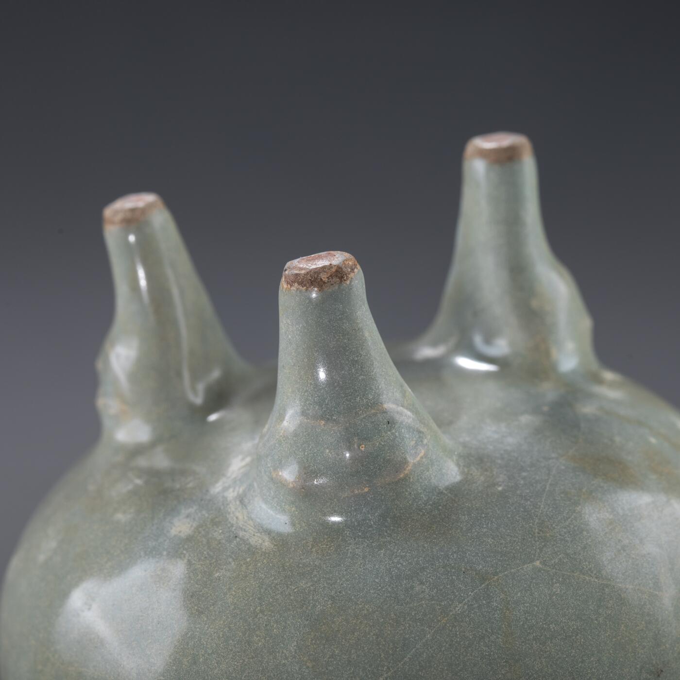 日本大阪雅和auction 2025金秋競賣會第一期 南宋 龍泉窯三足獸香爐 尺寸:D:11 H:8.5cm 備註:木箱