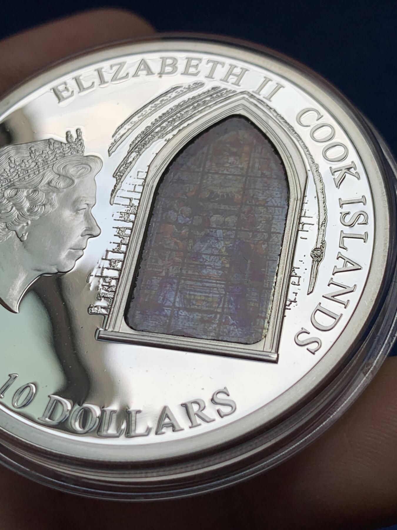 《竞宝斋》第435场 周日，周一2场连拍 （全场包邮） 库克群岛2011年塞维利亚大教堂天堂之门大银币，工艺非凡，925银，50克，发行量2000枚。彩玻璃处有损。