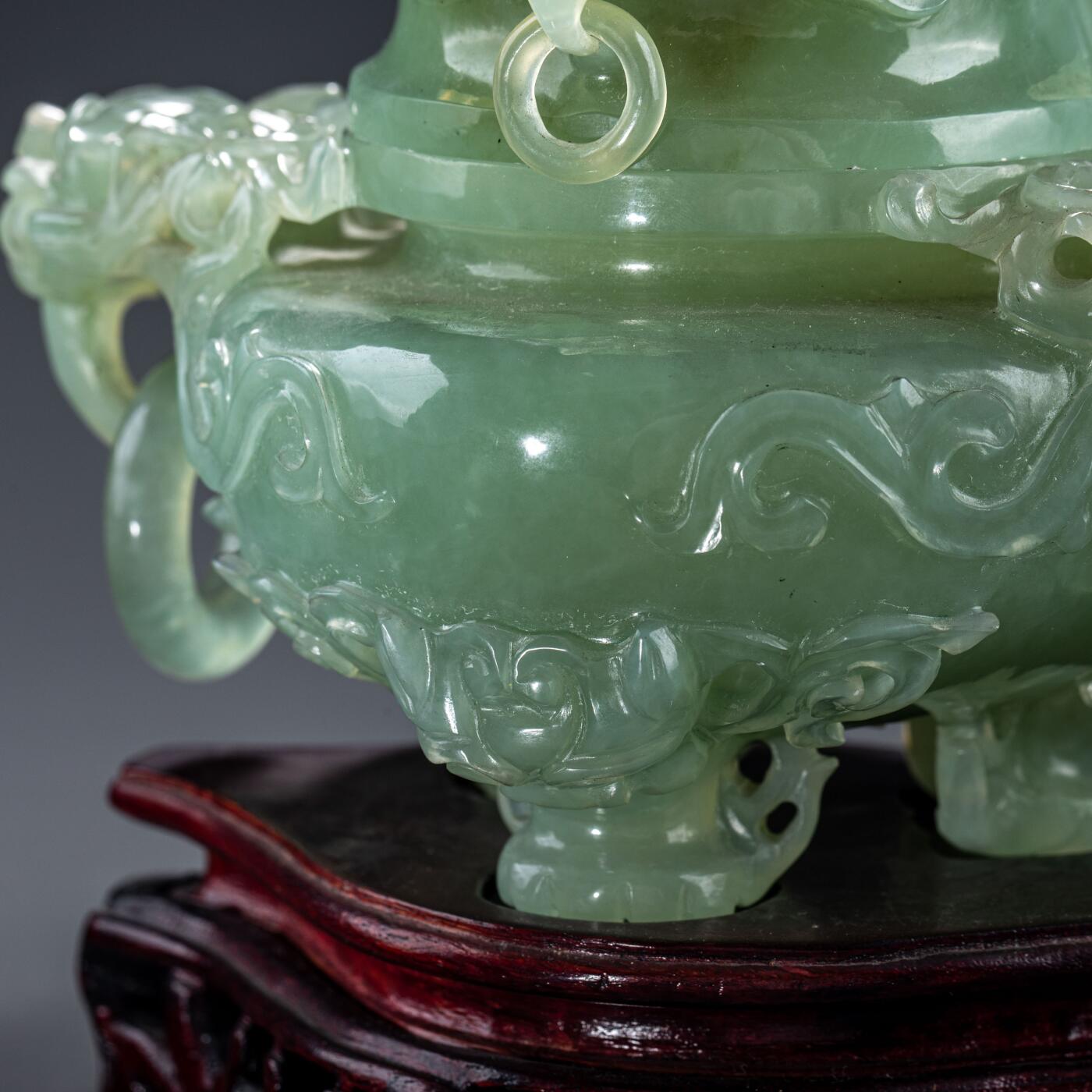 日本大阪雅和auction 2025金秋競賣會第一期 清 玉香爐 尺寸:W:17.5 H:14
底座W:15.5 H:4.5cm 備註:木箱,底座