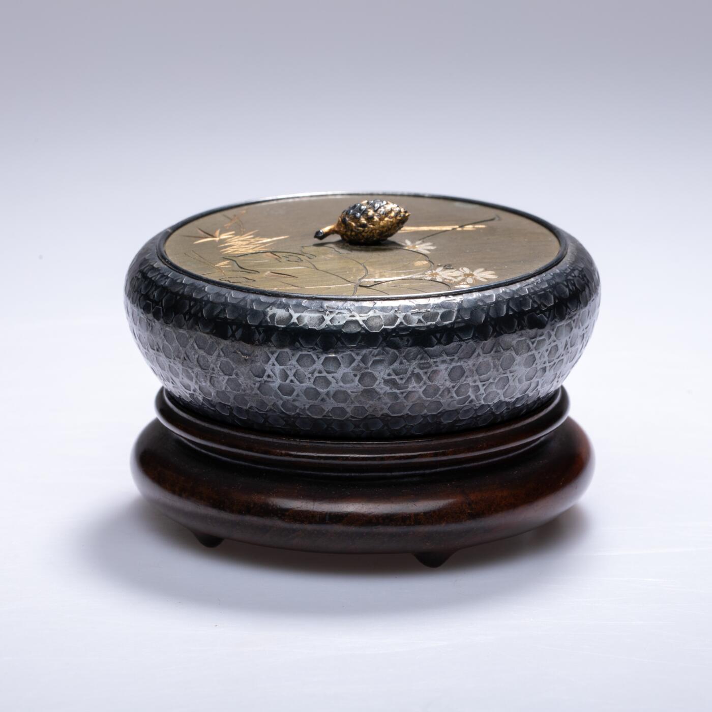 日本大阪雅和auction 2025金秋競賣會第一期 民國 鄭孝胥銀墨盒 尺寸:D:8 H:3
底座D:8 H:2cm 備註:底座