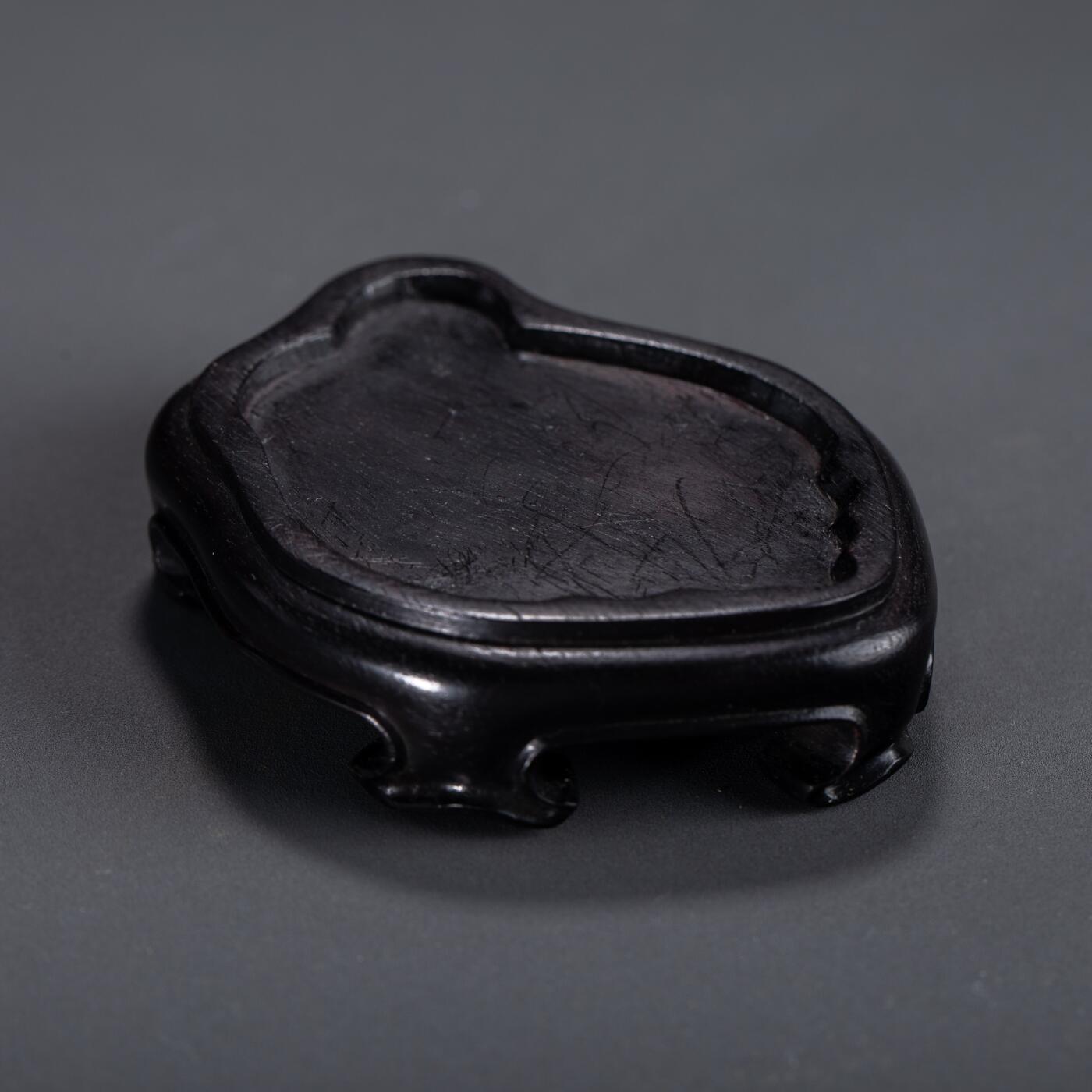 日本大阪雅和auction 2025金秋競賣會第一期 清 仿生釉海螺形筆舔 尺寸:W:7 H:1cm 備註:木箱,底座