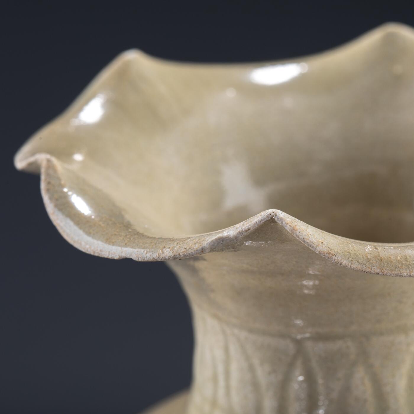 日本大阪雅和auction 2025金秋競賣會第一期 宋 景德鎮窯花口瓶 尺寸:D:11 H:18cm 備註:盒付   本品為宋代景德鎮窯所製影青瓷瓶，胎質細膩，釉色清潤淡雅，瓶身飾以規整的菱形紋，刻畫細緻，器形優雅大方。瓶口外撇如花瓣綻放，極富裝飾性與藝術美感。影青釉為宋代瓷器代表性風格之一，於光影之下更顯晶瑩溫潤，展現出高超的制瓷工藝與審美品味。保存狀況良好，收藏與陳設皆宜，誠為宋瓷愛好者珍貴之選。