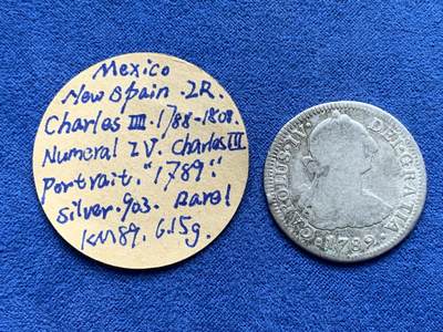 《竞宝斋》第435场 周日，周一2场连拍 （全场包邮） - 过渡版.1789年西属墨西哥2R银币，卡洛斯三世驾崩，新币铸造任务又迫在眉睫，因此西班牙议会决定暂时使用老国王头像模具，只把铭文改为卡洛斯四世，特殊时期官方授权的“错版双柱”！这枚为罗马数字“IV”版，多为8里亚尔主币，2里亚尔辅币少见！