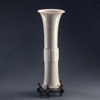 日本大阪雅和auction 2025金秋競賣會第一期 - 清 白釉花觚 尺寸:W:16.5 H:46.5
底座：D15 H:8cm 備註:底座