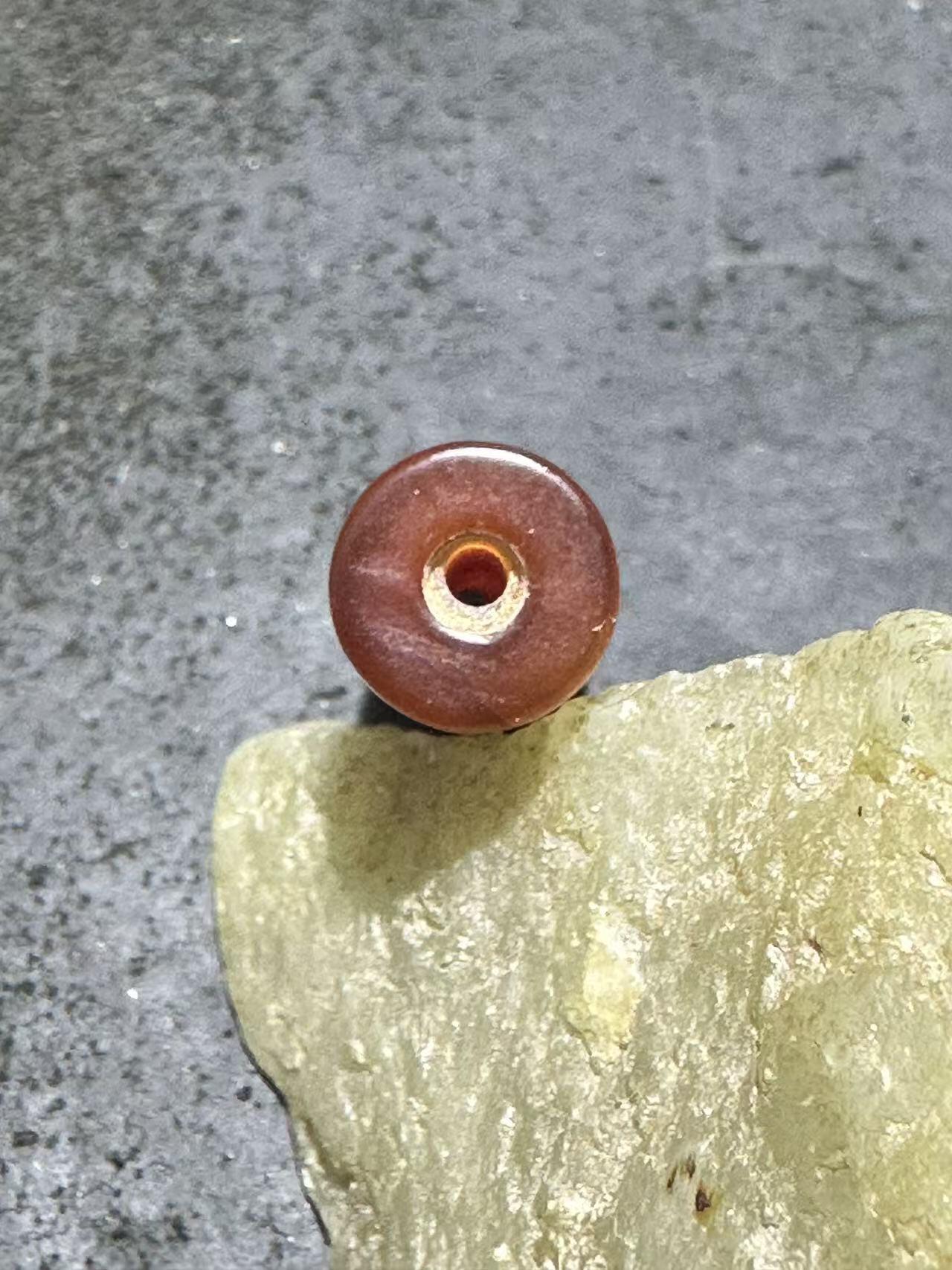 高玉化酒红色缠丝玛瑙通货直桶，桶珠一颗。