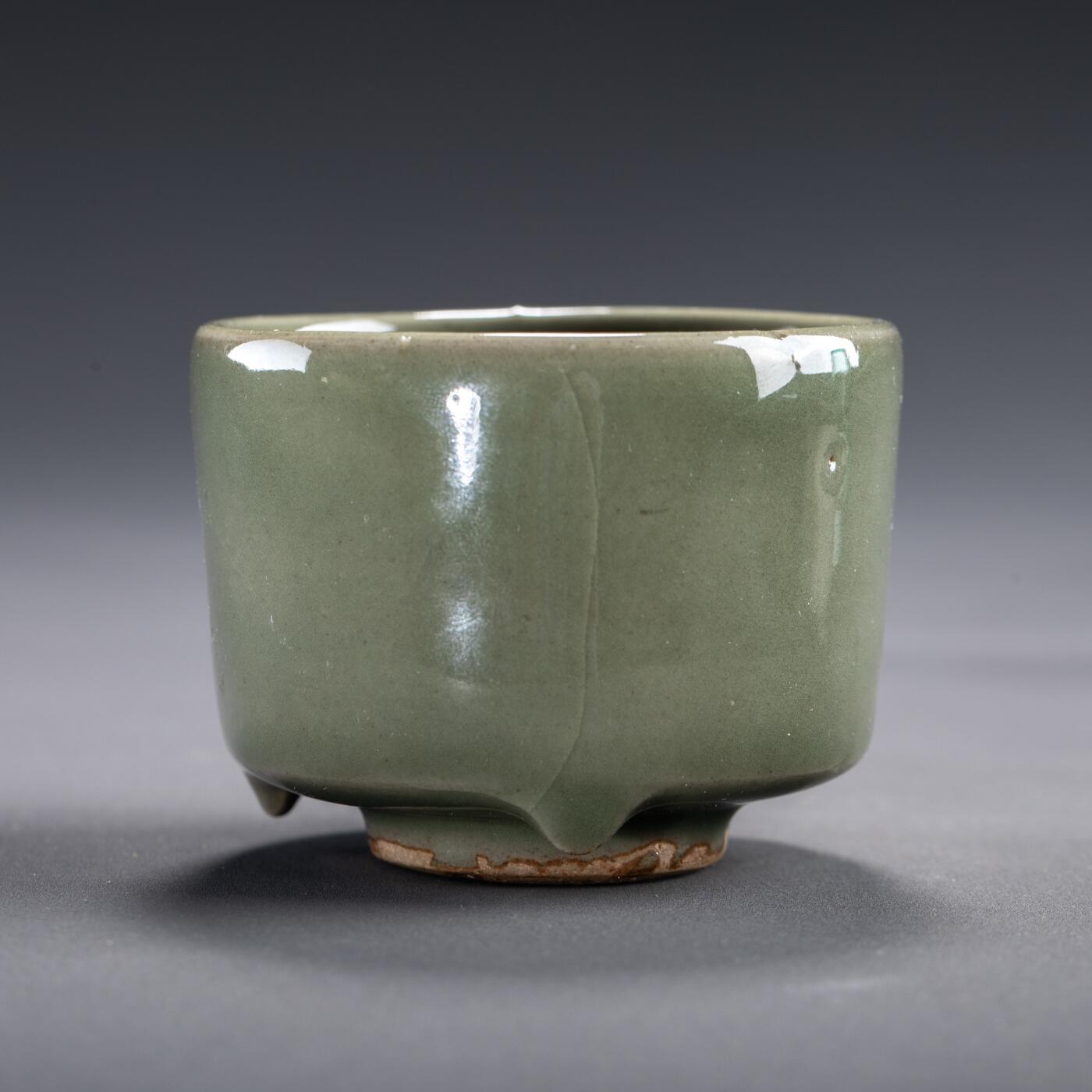 日本大阪雅和auction 2025金秋競賣會第一期 明 龍泉窯香爐 尺寸:D:7 H:5.5cm 備註:木箱