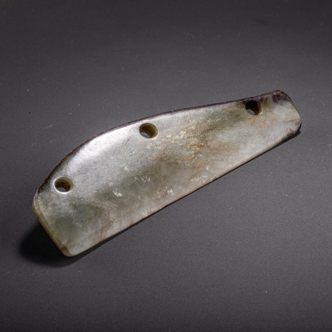 日本大阪雅和auction 2025金秋競賣會第一期 龍山文化三孔玉刀 尺寸:L:15cm